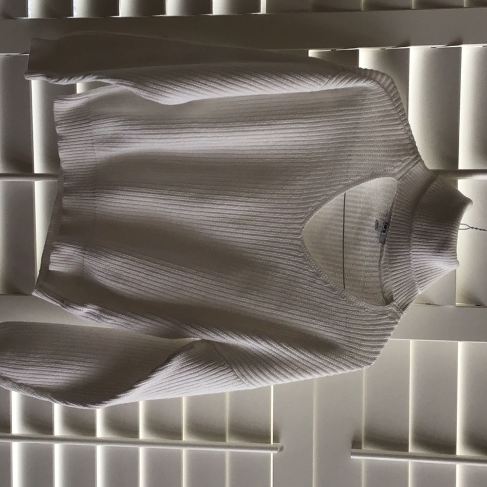 Long sleeved turtleneck sweater with teardrop front